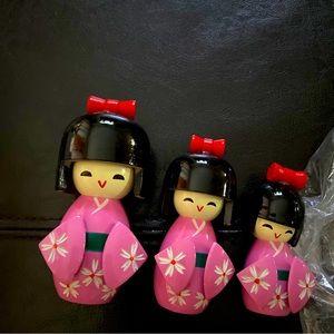 Japanese wooden Set of three kokeshi Geisha Dolls Laquered Pink Floral New n Box